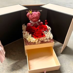Love jewelry box/gift box REAL PRESERVED FLOWERS